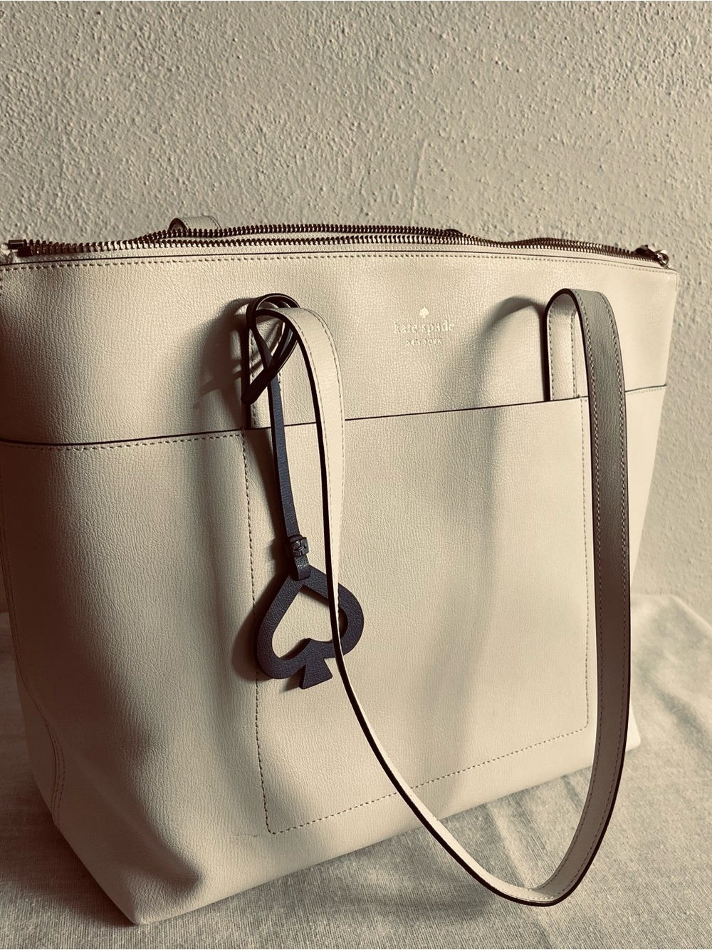 Kate Spade New York off-white leather Patricia tote w/blue hangtag & interior - Picture 2 of 10